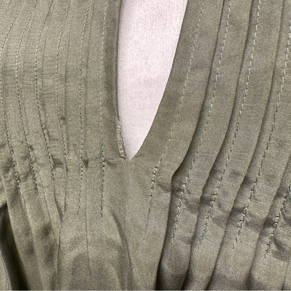 Theory Silk Bianca Pintuck Olive Green Pleated Blouse Peekaboo Top Size 0 - Picture 13 of 14